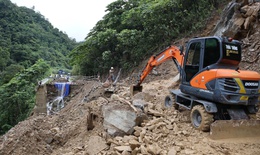 Mưa lớn g&#226;y sạt lở, người d&#226;n lo đ&#225; tảng đổ xuống đường