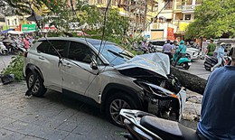 Ô tô đâm hàng loạt xe máy tại ngã tư Đại La - Trần Đại Nghĩa, nhiều người bị thương