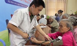 Khám, cấp thuốc miễn phí và tặng quà cho hàng trăm Mẹ Việt Nam Anh hùng, thương bệnh binh