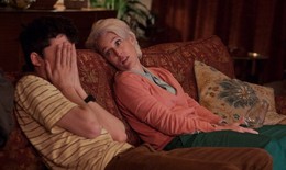 Xem phim Sex Education phát hiện bí mật động trời của mẹ giấu kín