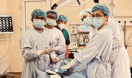 X&#250;c động trước gia cảnh kh&#243; khăn của bệnh nhi ung thư xương, b&#225;c sĩ quyết t&#226;m giữ lại đ&#244;i ch&#226;n cho b&#233;