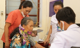 Y bác sĩ TP HCM đến với bà con vùng tâm lũ miền Tây Nghệ An