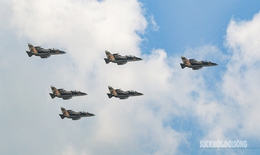 M&#225;y bay trinh s&#225;t Yak-130 ‘x&#233; m&#226;y’, tạo khoảnh khắc ngoạn mục