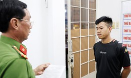 Bắt kẻ y&#234;u cầu con nợ chụp ảnh khỏa th&#226;n mới cho vay tiền