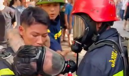 Giải cứu người đ&#224;n &#244;ng nghi tự ph&#243;ng hỏa đốt nh&#224; m&#236;nh