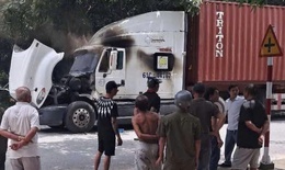 Người đàn ông đâm đôi nam nữ rồi tự thiêu trên xe container