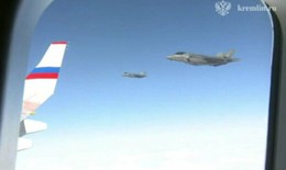 Ti&#234;m k&#237;ch F-35 Mỹ k&#232;m s&#225;t chuy&#234;n cơ chở &#244;ng Putin