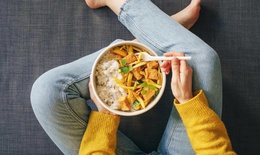 Ăn cơm trưa thế nào để không buồn ngủ và không tăng cân?