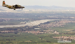 Ngắm những cây cầu nối đôi bờ sông Hồng từ máy bay vận tải Casa