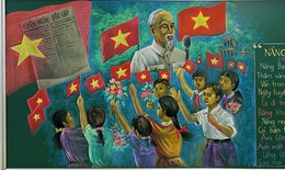 Thầy giáo vẽ tranh mừng ngày Quốc khánh bằng phấn bảng