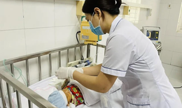 Bé sơ sinh nguy kịch vì sản phụ đẻ rơi giữa đường, đưa về nhà tự cắt rốn, chữa mẹo