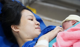 B&#237; quyết chăm s&#243;c trẻ sơ sinh: Giữ ấm, b&#250; mẹ sớm v&#224; ph&#225;t hiện kịp thời dấu hiệu nguy hiểm