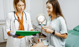 Nỗi &#225;m ảnh vi&#234;m phụ khoa t&#225;i ph&#225;t