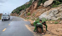 Mưa lớn khiến đường ven biển ở Kh&#225;nh H&#242;a bị sạt lở