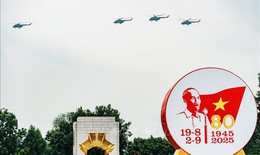 Dàn máy bay trực thăng bay diễn tập trên bầu trời Hà Nội, chuẩn bị cho sự kiện A80
