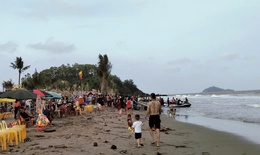 Rủ nhau tắm biển, 2 học sinh bị sóng cuốn mất tích