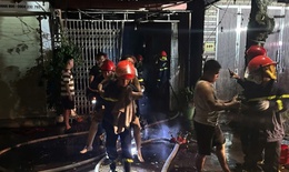 Ch&#225;y nh&#224; d&#226;n l&#250;c rạng s&#225;ng, 7 người mắc kẹt được c&#244;ng an giải cứu