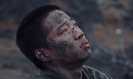 Diễn vi&#234;n đ&#243;ng cảnh ăn rắn trong phim &#39;Mưa đỏ: Mẹ kh&#244;ng nhận ra khi t&#244;i từ đo&#224;n phim trở về