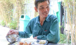 Qu&#225;n cơm 2.000 đồng ở Kh&#225;nh H&#242;a: &#212;ng luật sư chỉ nhận nụ cười l&#224;m l&#227;i