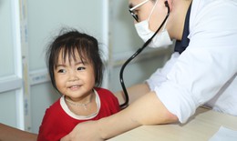 Hơn 1.260 trẻ em x&#227; đảo Minh Ch&#226;u được kh&#225;m sức khỏe miễn ph&#237; trước năm học mới