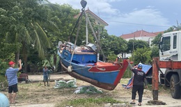 Người dân Quảng Trị gặt đêm, cẩu thuyền lên bờ trước bão số 5