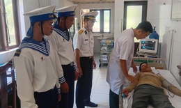 Đang khai thác hải sản trên biển, một ngư dân bị đột quỵ não