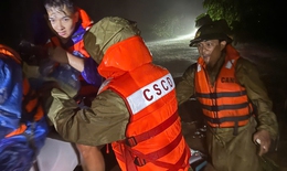 Giải cứu 3 người khỏi căn nh&#224; ngập s&#226;u, nguy cơ đổ sập trong đ&#234;m mưa lũ