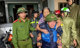 C&#244;ng an Thanh H&#243;a dầm mưa c&#245;ng d&#226;n đến nơi an to&#224;n