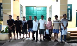C&#244;ng an ập v&#224;o bắt giữ 10 &#39;con bạc&#39; đang s&#225;t phạt nhau trong rẫy
