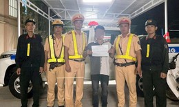 Kiểm tra nồng độ cồn, CSGT ph&#225;t hiện thanh ni&#234;n dương t&#237;nh với ma t&#250;y