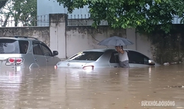 Nhiều tuyến đường ngập s&#226;u, &#244; t&#244; &#39;ng&#226;m m&#236;nh&#39; trong nước, chủ xe sốt ruột chờ trời tạnh