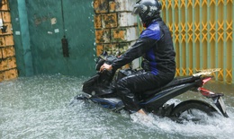 Mưa từ đ&#234;m tới s&#225;ng, người d&#226;n phải nghỉ l&#224;m, dọn dẹp nh&#224; cửa v&#236; ngập lụt