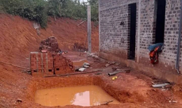 Cháu bé tử vong thương tâm dưới hố nước cạnh nhà