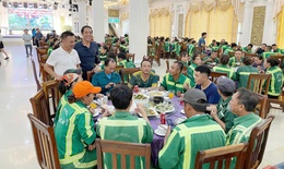 H&#224;ng trăm c&#244;ng nh&#226;n dọn vệ sinh sau b&#227;o được mời cơm miễn ph&#237;