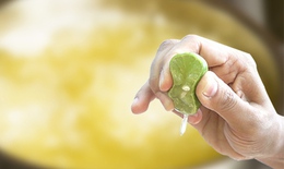 Vì sao khi ăn rau lang nên vắt thêm vài giọt chanh?