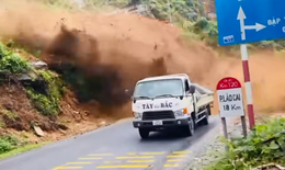 Video: T&#224;i xế &#244; t&#244; tho&#225;t chết trong gang tấc khi qua điểm sạt lở khiến nhiều người &#39;th&#243;t tim&#39;