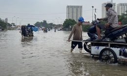 Nhiều tuyến đường ở H&#224; Nội vẫn ngập s&#226;u, dịch vụ &#39;c&#245;ng&#39; xe m&#225;y qua đoạn ngập đắt kh&#225;ch
