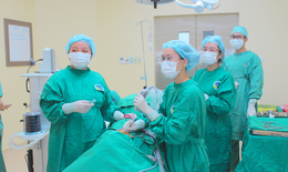 Vượt nửa v&#242;ng tr&#225;i đất về Việt Nam chữa bệnh, Việt kiều Mỹ tho&#225;t cảnh đau đầu dai dẳng nhiều năm