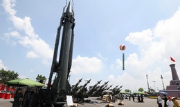 Người dân 'mắt thấy, tay sờ' dàn khí tài 'khủng' tại Triển lãm thành tựu đất nước
