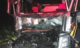 T&#224;i xế xe đầu k&#233;o tử vong sau c&#250; t&#244;ng mạnh v&#224;o đu&#244;i xe đi c&#249;ng chiều