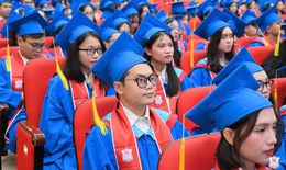 Kh&#243;a b&#225;c sĩ &#39;đặc biệt&#39; của Trường Đại học Y H&#224; Nội nhận bằng tốt nghiệp