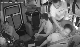 Người đ&#224;n &#244;ng bất ngờ t&#225;t t&#224;i xế khi đang l&#225;i xe kh&#225;ch