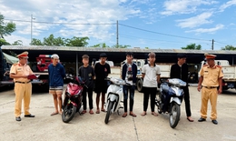 Nhóm học sinh mang hung khí 'diễu phố' gây va chạm giao thông rồi bỏ chạy