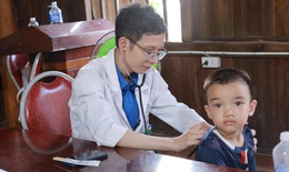'Áo trắng' vượt lũ đến với vùng cao: Hơi ấm tình người giữa hoang tàn sau thiên tai