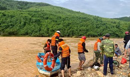 Giải cứu 5 người bị kẹt ở đập tr&#224;n gần 2 ng&#224;y do nước lũ d&#226;ng cao