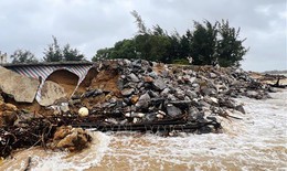 Bờ biển Quảng Trị sạt lở nghiêm trọng, hàng trăm hộ dân thấp thỏm trong mùa mưa bão