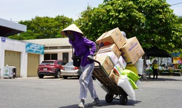 Người lao động chật vật mưu sinh giữa nắng n&#243;ng gay gắt, l&#224;m g&#236; để ph&#242;ng sốc nhiệt?