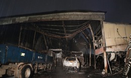 Bắc Ninh: Hỏa hoạn tại gara giữa trời mưa to v&#224; sấm s&#233;t, thi&#234;u rụi 6 &#244;t&#244;