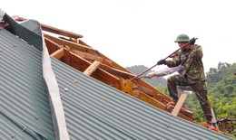 Bộ đội tiếp tục đến các bản làng bị cô lập ở Nghệ An giúp đỡ người dân