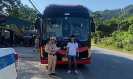 Phạt 140 triệu đồng 2 l&#225;i xe chở qu&#225; số người quy định sau phản &#225;nh của người d&#226;n